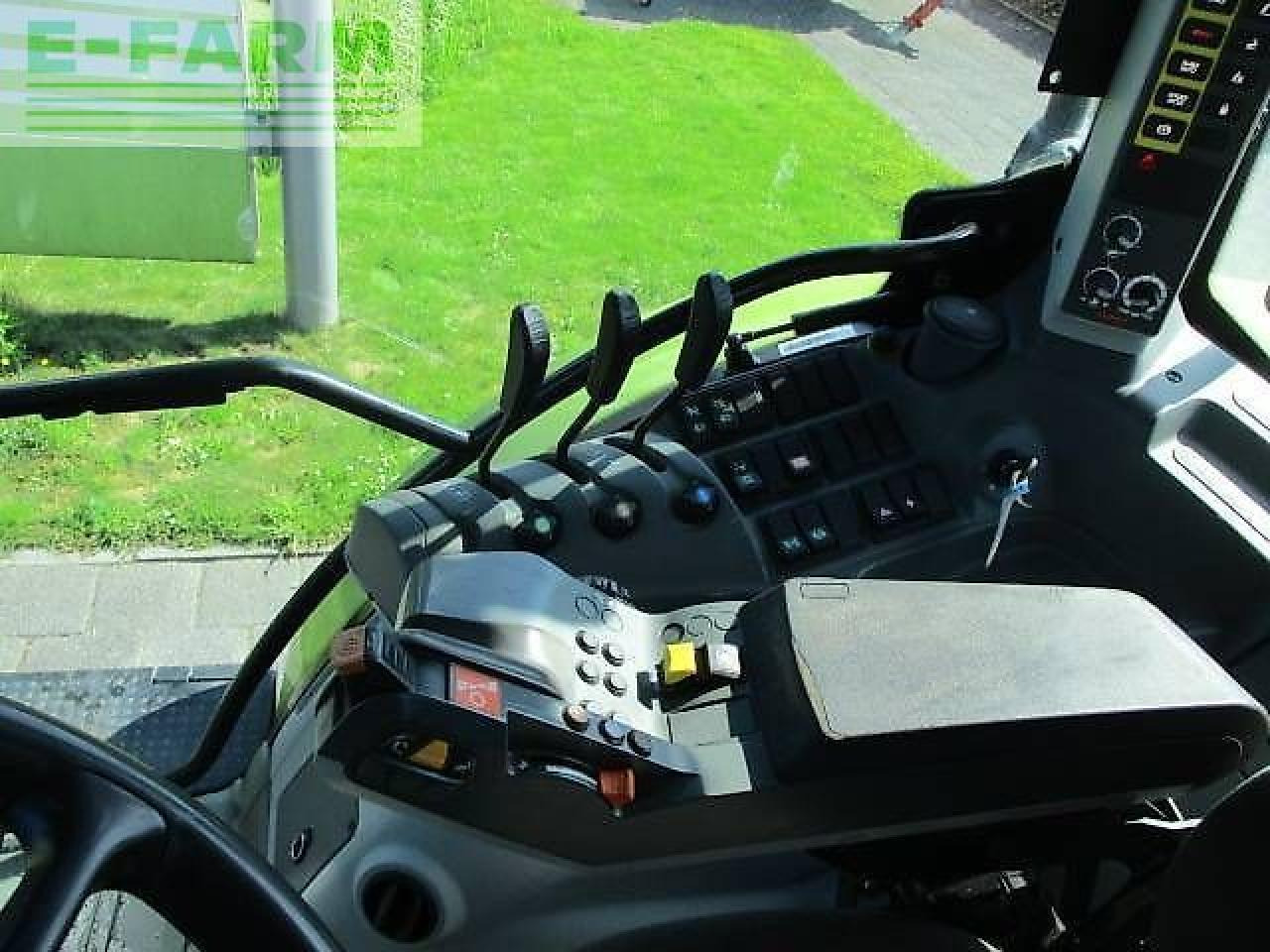 Farm tractor CLAAS arion 520