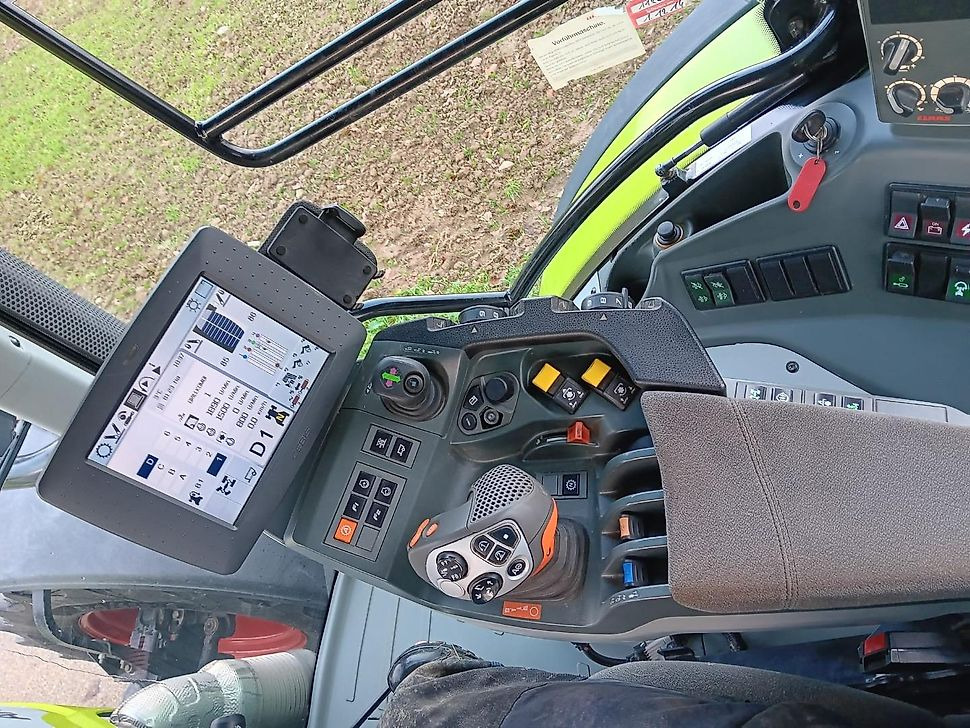 Farm tractor Claas Arion 550 Cebis