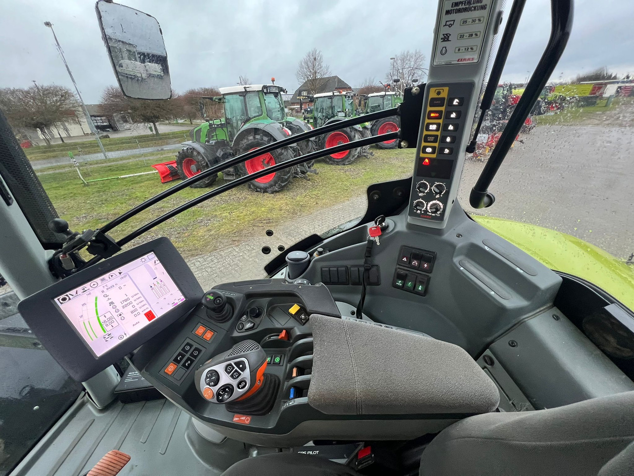 Farm tractor Claas Axion 930