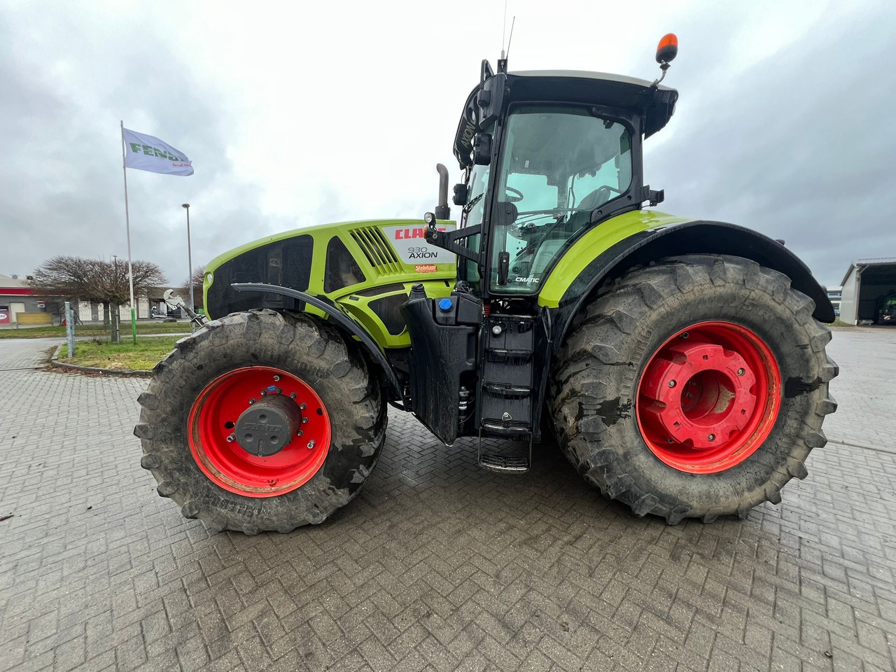 Farm tractor Claas Axion 930