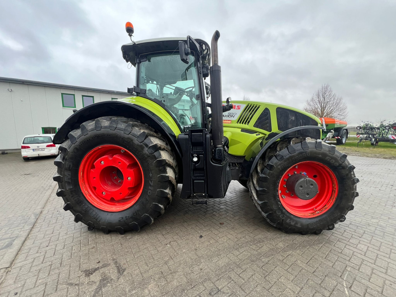 Farm tractor Claas Axion 930