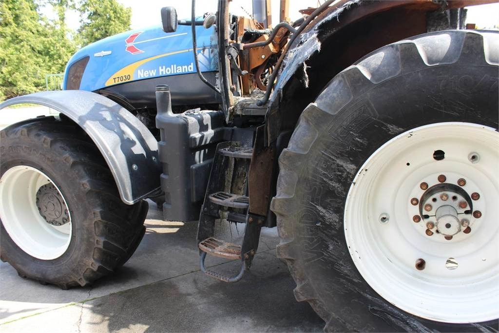 Farm tractor New Holland T7030