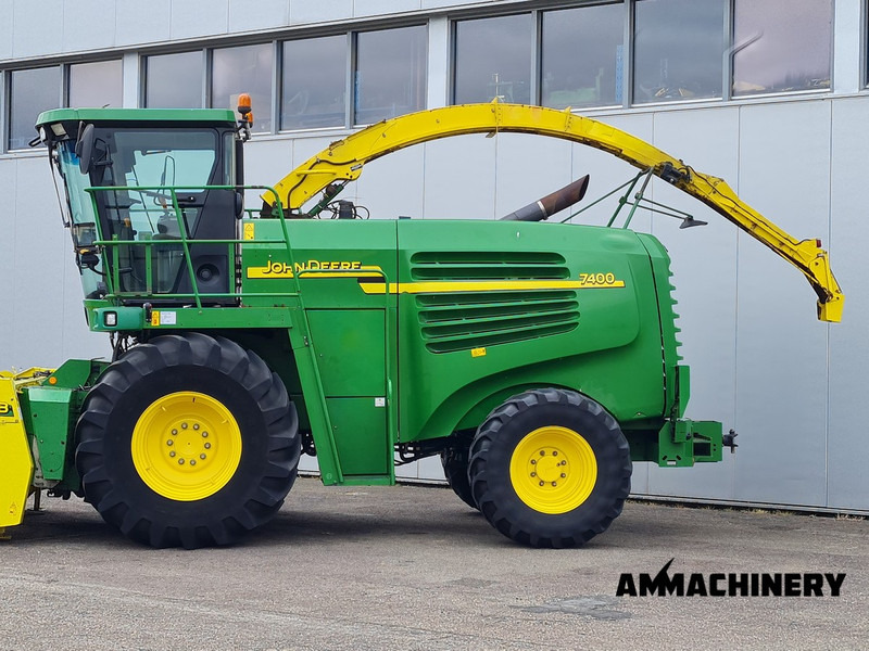 Forage harvester John Deere 7400 forage harvester