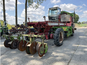 Harvester  1984 J. Moreau AVR AT64 Onion harvester