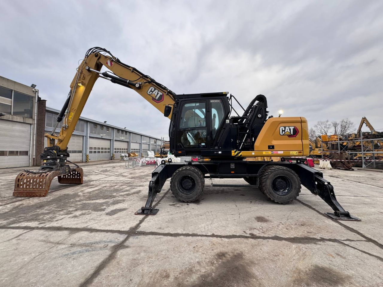 Wheel excavator CAT MH3024-07