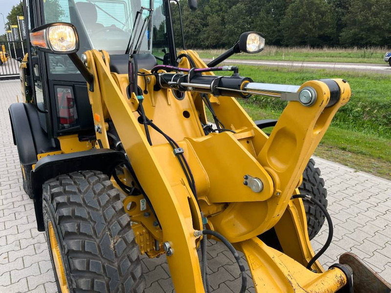 Wheel loader Cat 906M