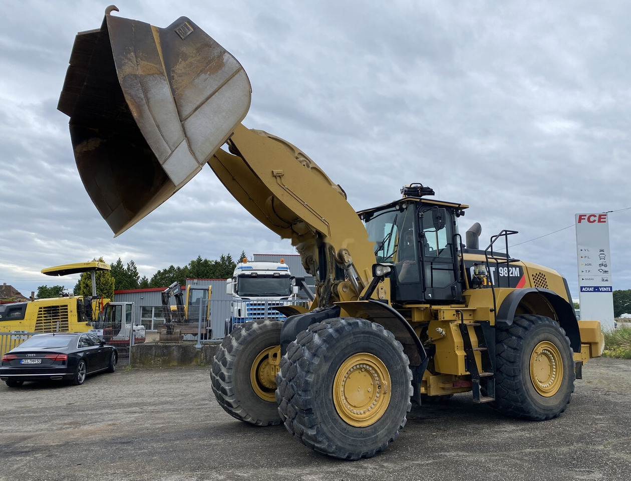 Wheel loader Caterpillar 982M 1er Main Certificat CE