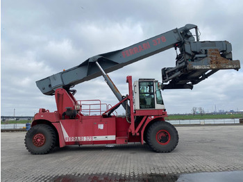 Reach stacker