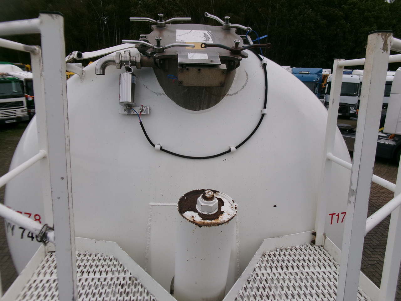 Tank semi-trailer for transportation of flour Feldbinder Powder tank alu 41 m3 (tipping): picture 11