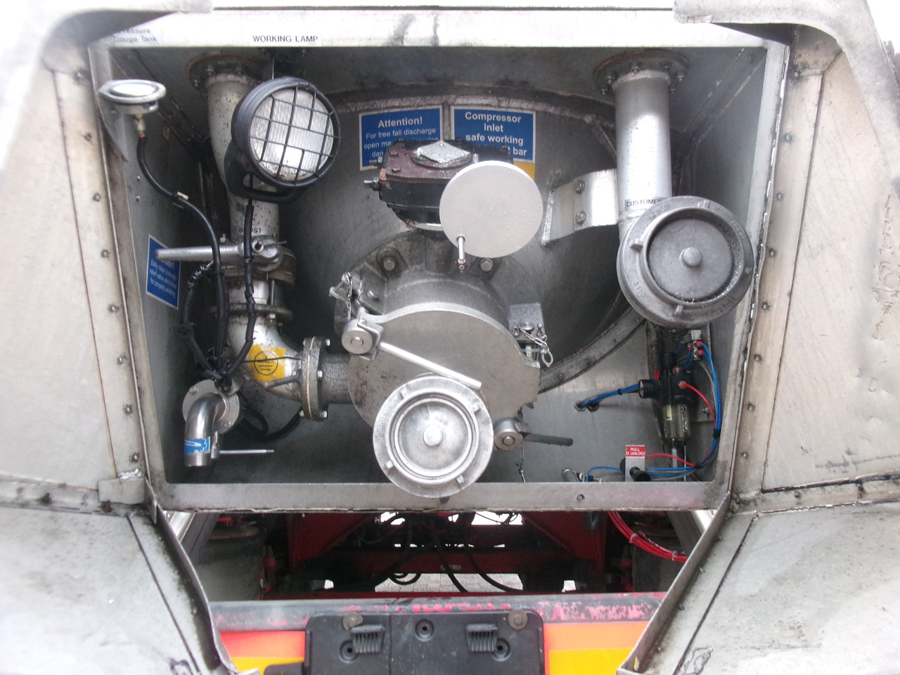 Tank semi-trailer for transportation of flour Feldbinder Powder tank alu 41 m3 (tipping): picture 15