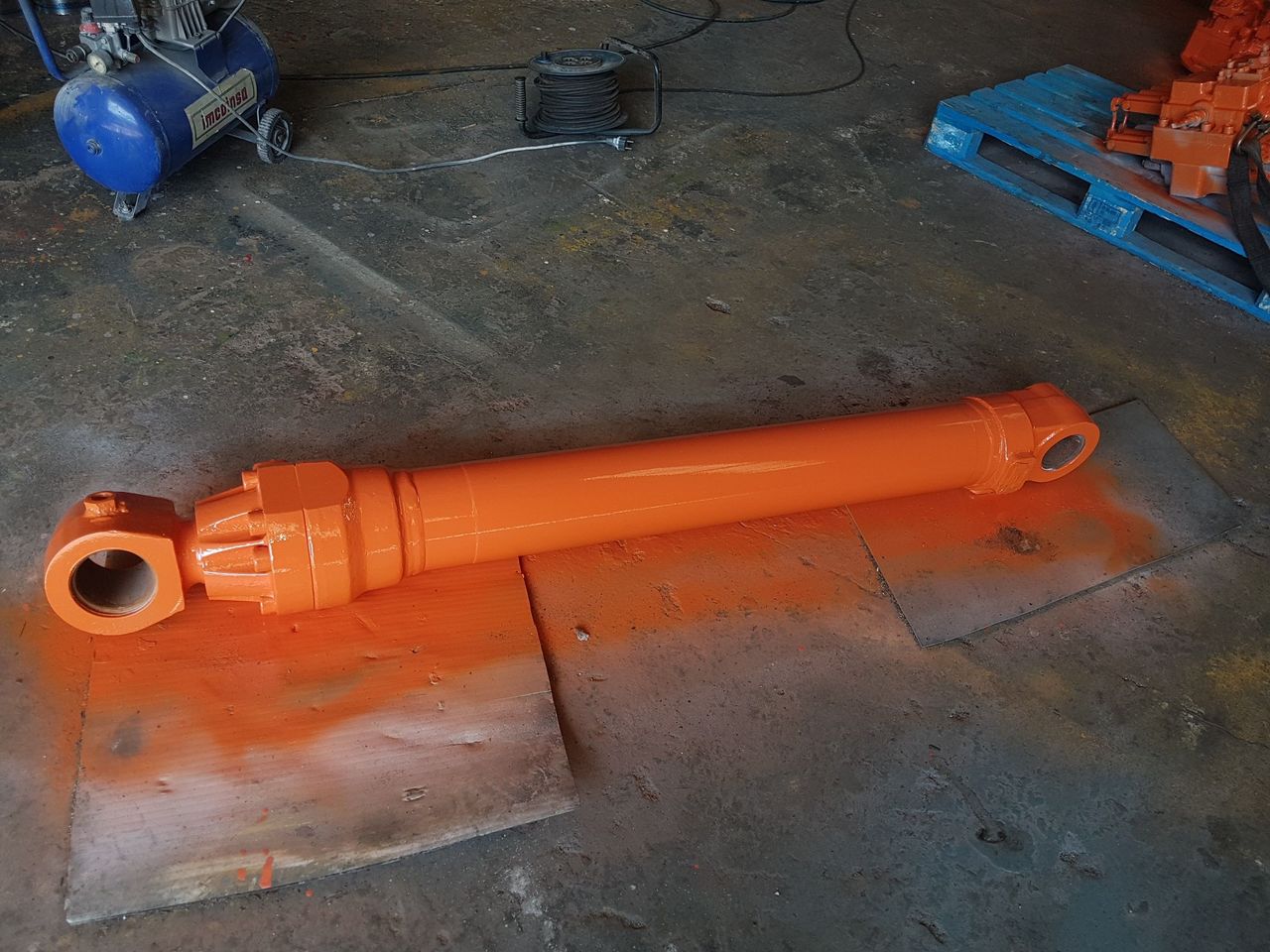 Hydraulic cylinder BOTELLA CAZO DE FIAT HITACHI 220.3