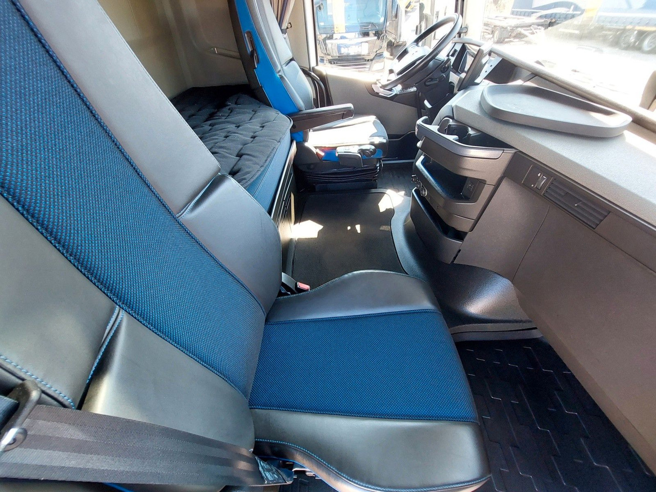 Tractor unit Volvo FH 13 Globetrotter XL 460 I-SAVE