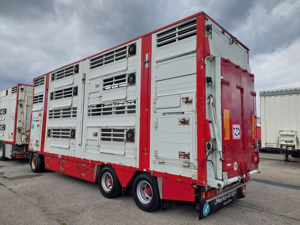 Livestock truck Pezzaioli RBA31-C tříosý