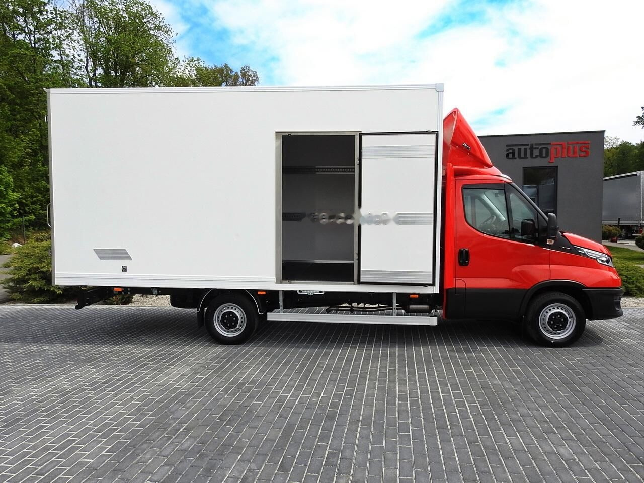 Box van IVECO DAILY 35S18