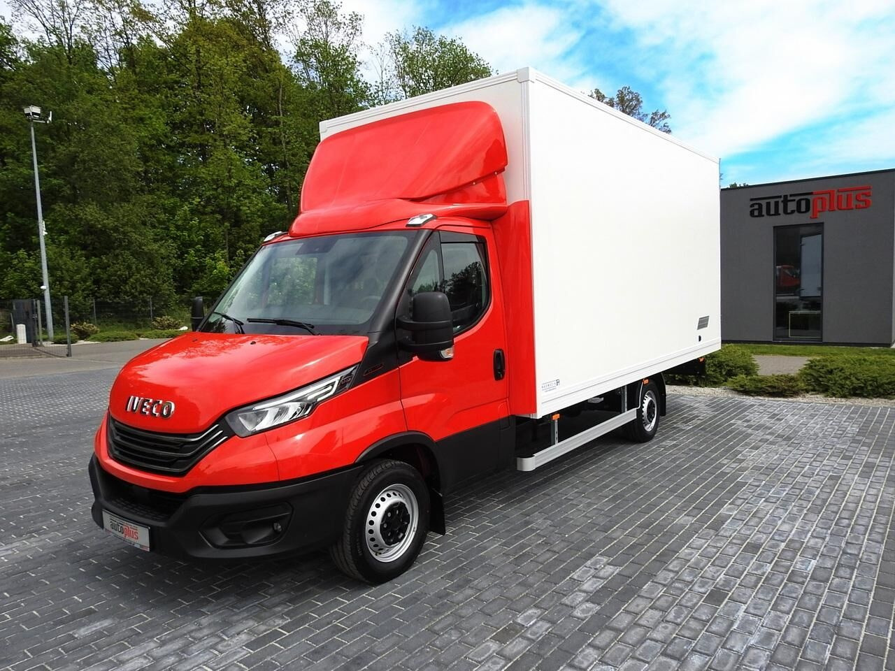 Box van IVECO DAILY 35S18