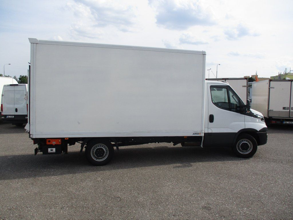 Box van Iveco Daily 35S16 mit LBW