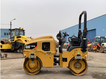 Road roller CAT CB 22B: picture 2