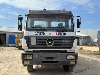 Crane truck, Dropside/ Flatbed truck Mercedes-Benz 2531: picture 4