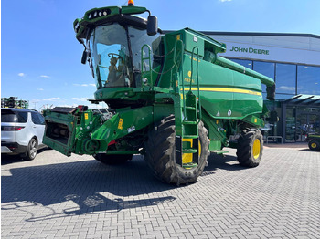 Combine harvester JOHN DEERE T670