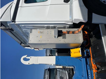 Hook lift truck Mercedes-Benz eActros 300 L: picture 5