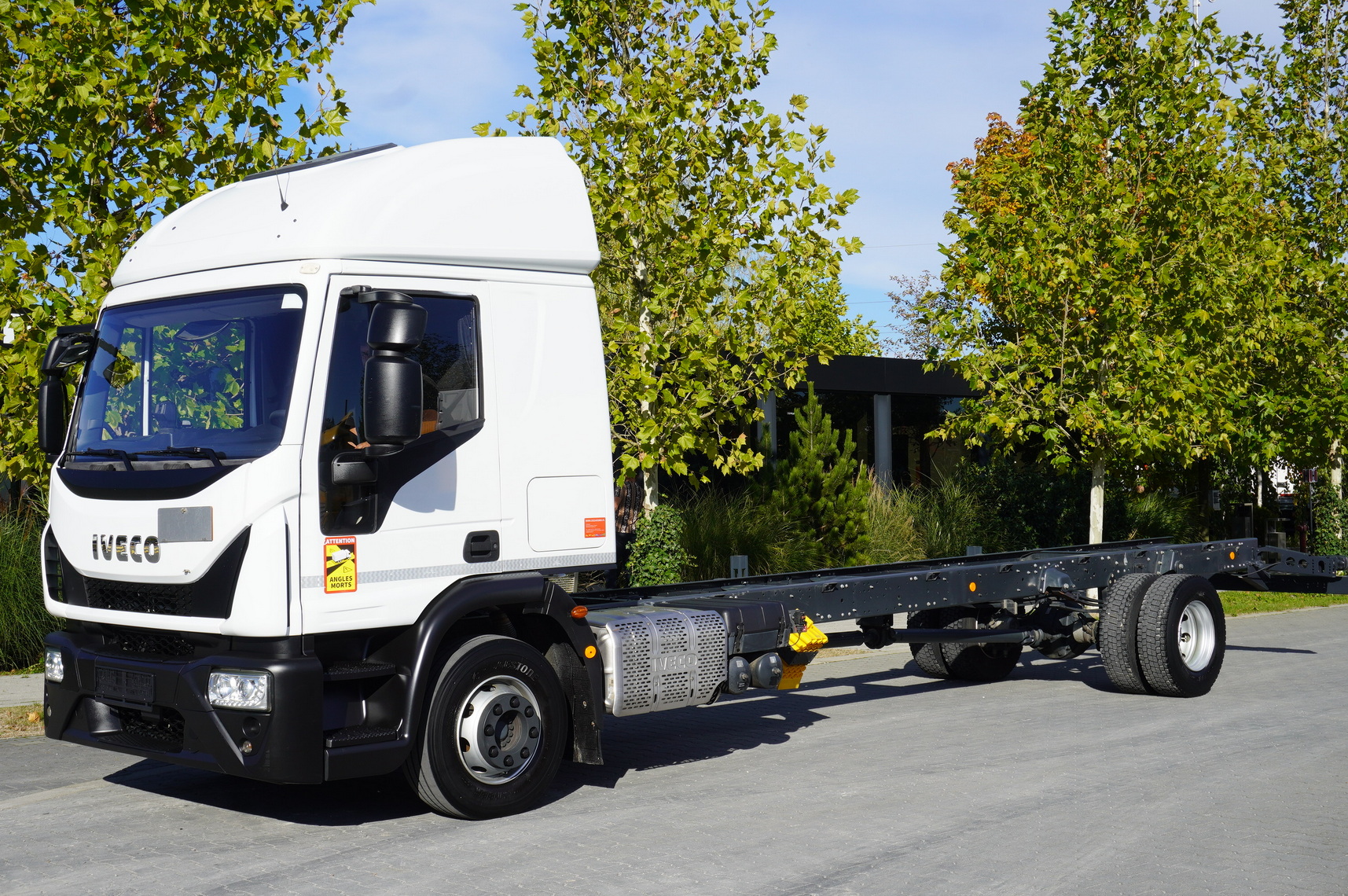 Cab chassis truck IVECO EuroCargo 140E