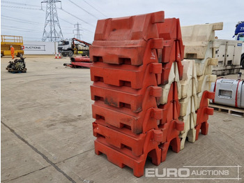 Construction equipment Bundle of Water Filled Barriers: picture 5