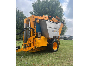 Grape harvesting machine