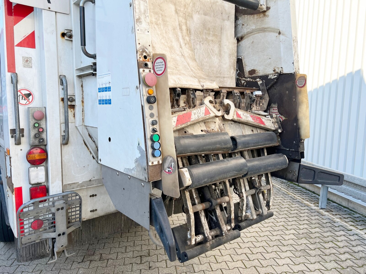 Leasing of Mercedes-Benz Econic 2629 LL 6x2/4 NLA Econic 2629 LL 6x2/4 NLA, EEV, Lenkachse, FAUN Rotopress 520 L, Zöller-Schüttung Mercedes-Benz Econic 2629 LL 6x2/4 NLA Econic 2629 LL 6x2/4 NLA, EEV, Lenkachse, FAUN Rotopress 520 L, Zöller-Schüttung: picture 14