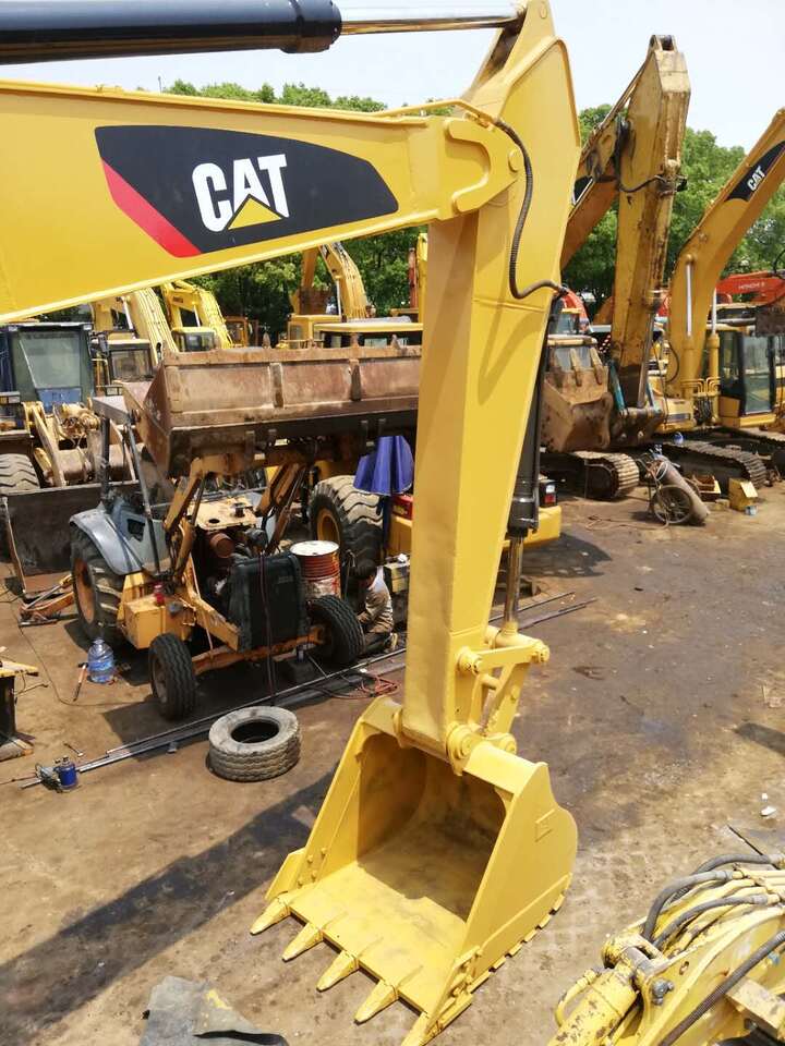 Crawler excavator Cat 325D: picture 9