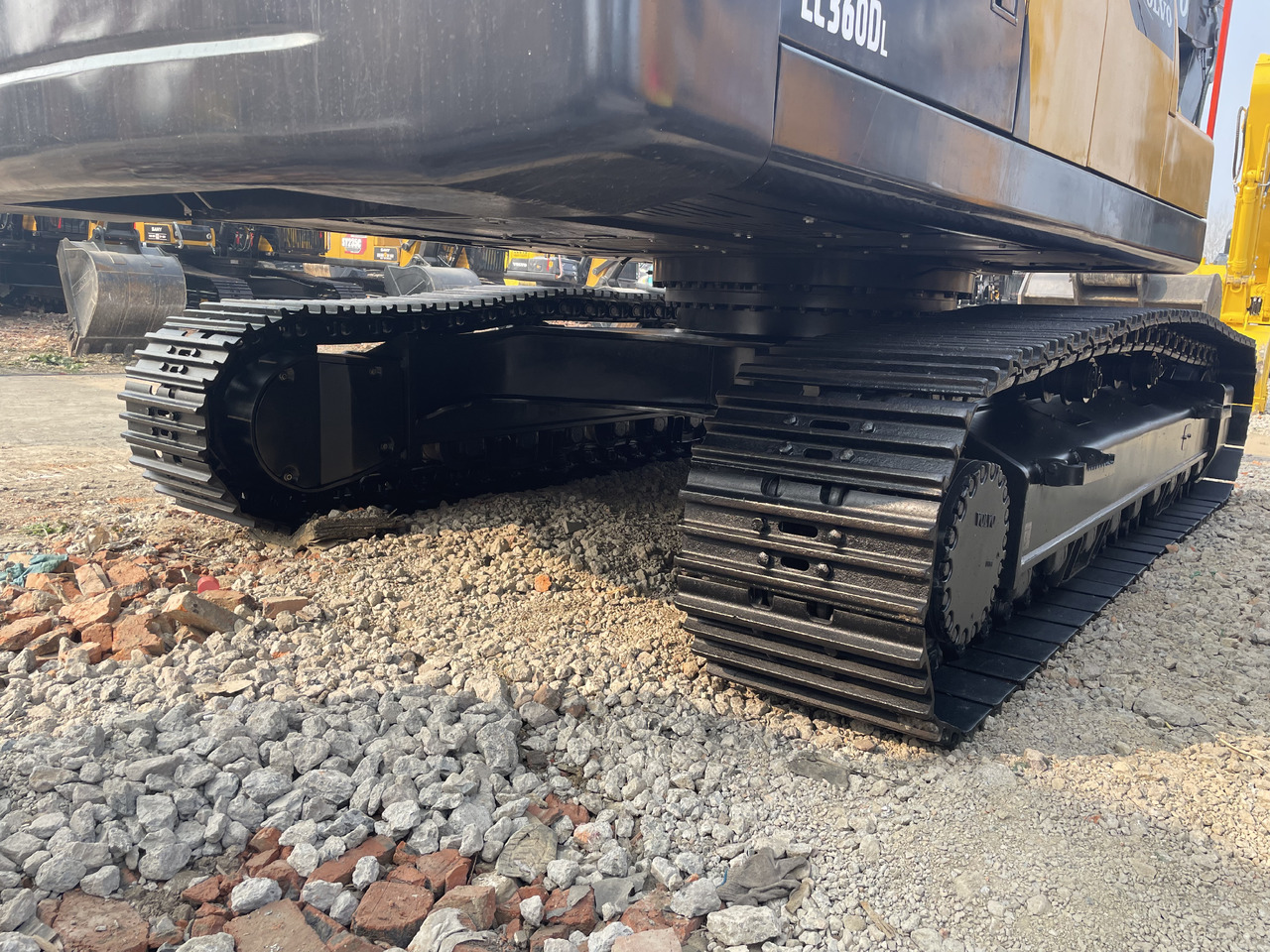 Crawler excavator VOLVO EC360: picture 7