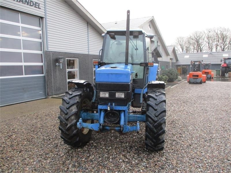 Farm tractor New Holland 8240 SLE Med frontlift og frontPTO: picture 9