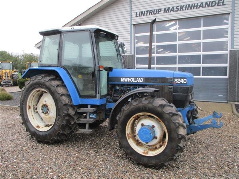 Farm tractor New Holland 8240 SLE Med frontlift og frontPTO: picture 15