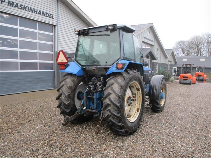 Farm tractor New Holland 8240 SLE Med frontlift og frontPTO: picture 13