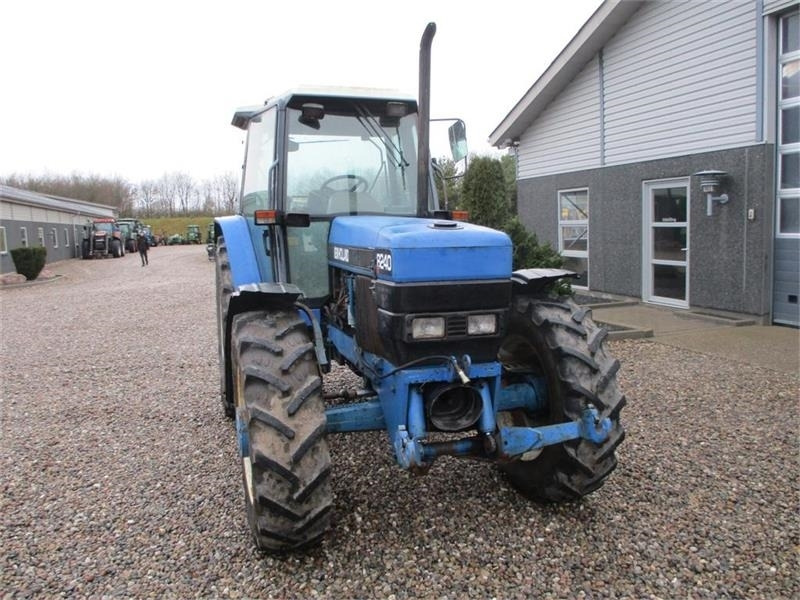 Farm tractor New Holland 8240 SLE Med frontlift og frontPTO: picture 17