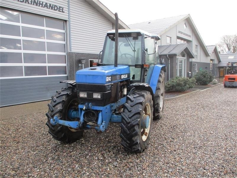 Farm tractor New Holland 8240 SLE Med frontlift og frontPTO: picture 8