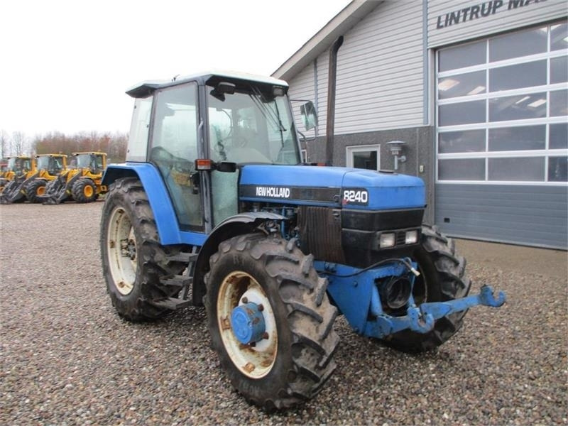 Farm tractor New Holland 8240 SLE Med frontlift og frontPTO: picture 16