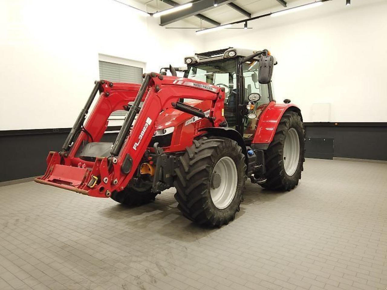 Farm tractor Massey Ferguson 5713 s efficient: picture 9