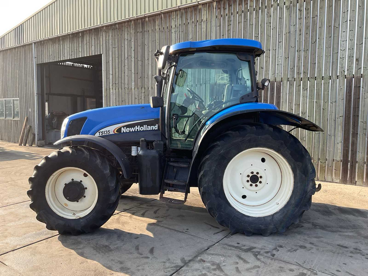 Farm tractor New Holland TS135A Plus: picture 8