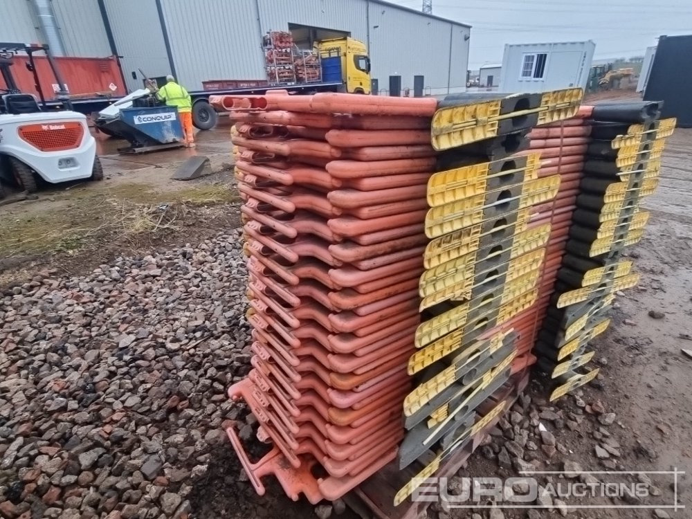 Construction equipment Bundle of Plastic Barriers: picture 7