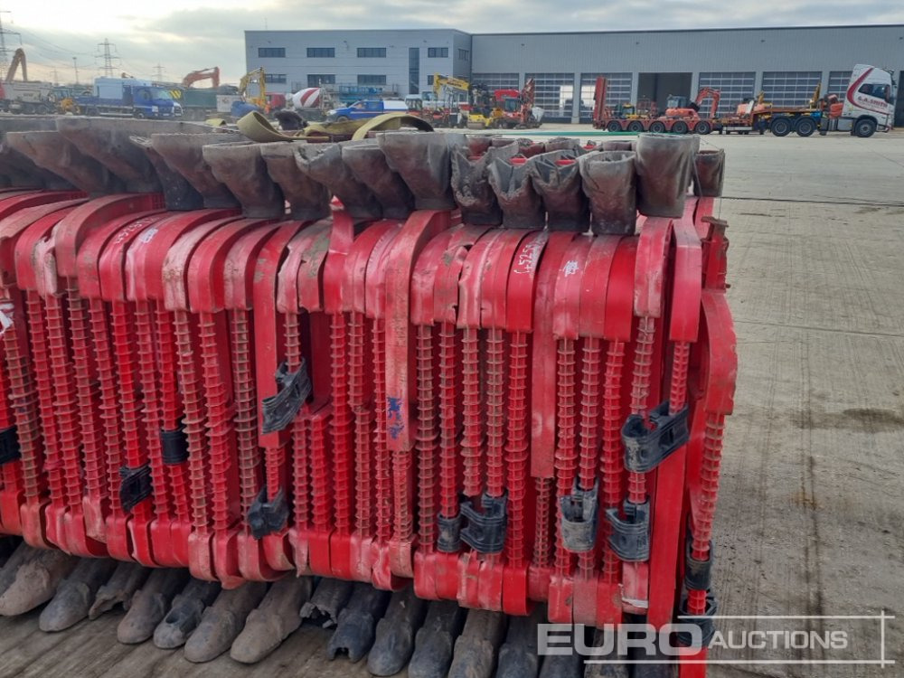 Construction equipment Bundle of Plastic Pedestrian Safety Barrier (5 of), Bundle of Metal Pedestrian Barrier (3 of), Bundle of Water Filled Barrier (3 of), Bundle of Plastic Mats: picture 17