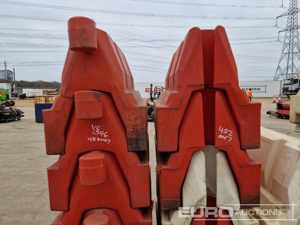 Construction equipment Bundle of Water Filled Barriers: picture 14