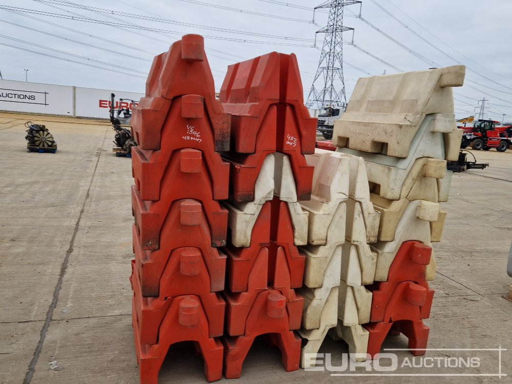 Construction equipment Bundle of Water Filled Barriers: picture 6