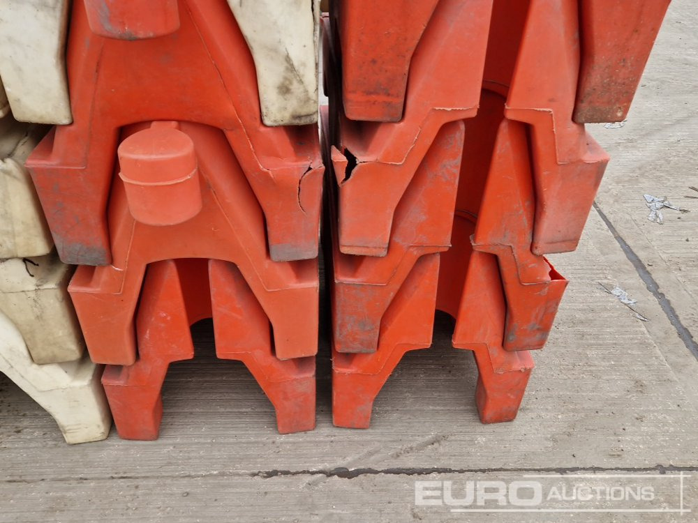 Construction equipment Bundle of Water Filled Barriers: picture 15