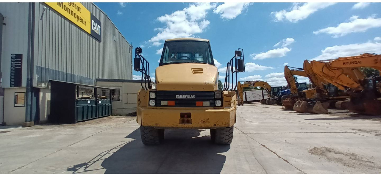 Articulated dumper CAT 725: picture 12