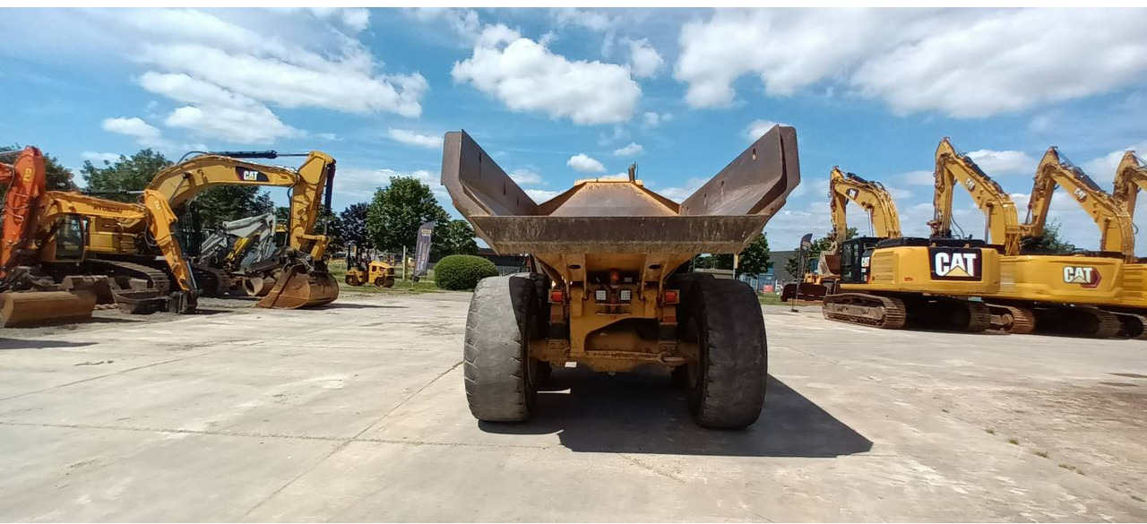 Articulated dumper CAT 725: picture 14