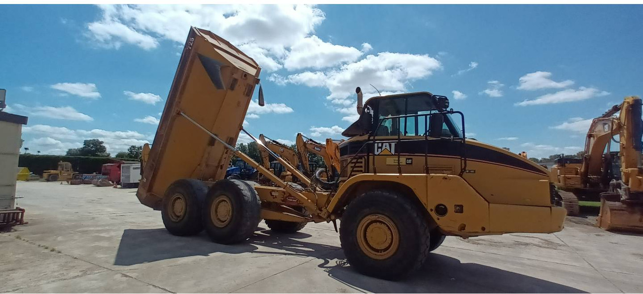 Articulated dumper CAT 725: picture 16