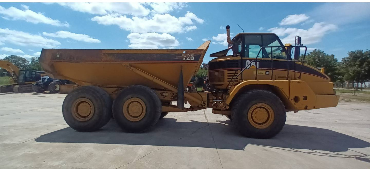 Articulated dumper CAT 725: picture 13