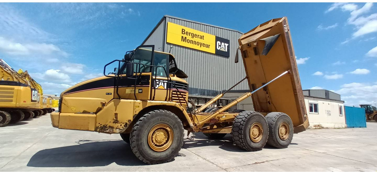 Articulated dumper CAT 725: picture 17